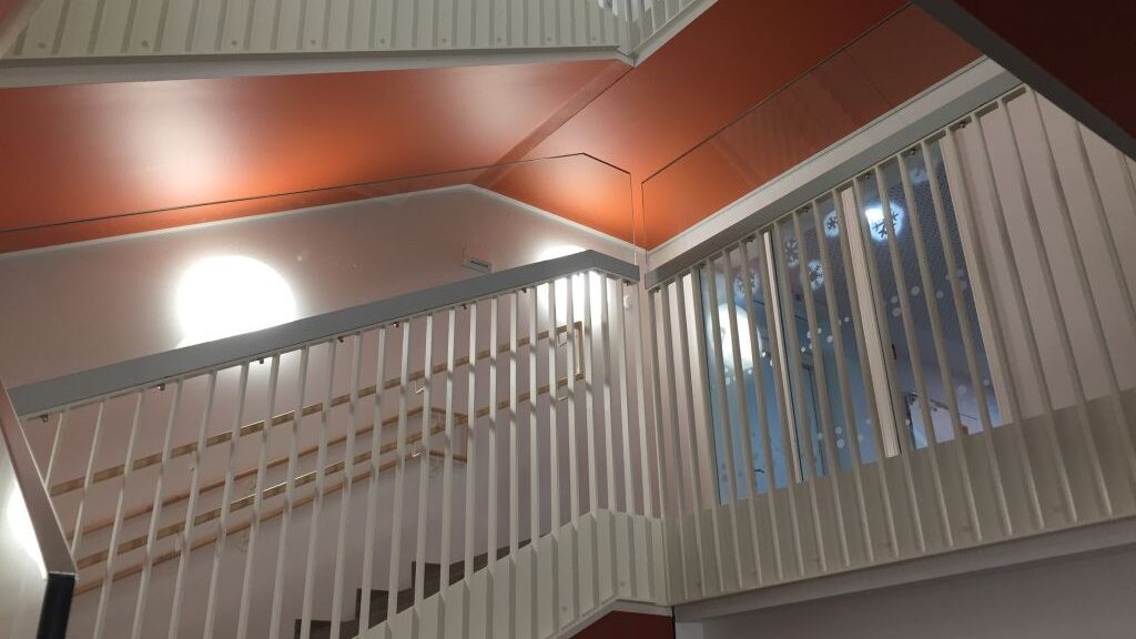 Blick nach oben ins helle Teppenhaus