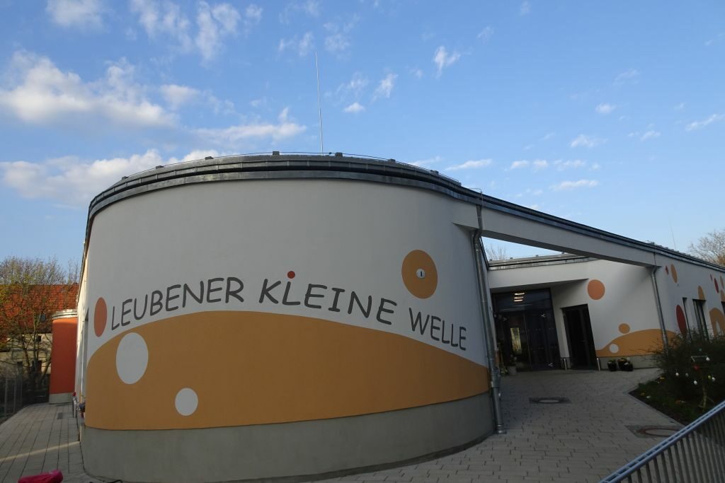 Eingangsbereich der Kita mit dem Schriftzug "Leubener kleine Welle"