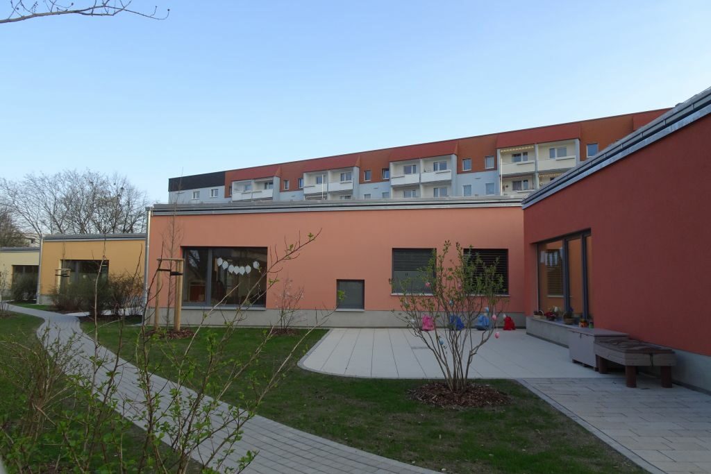 Blick in den Hof- bzw. Gartenbereich der Kita