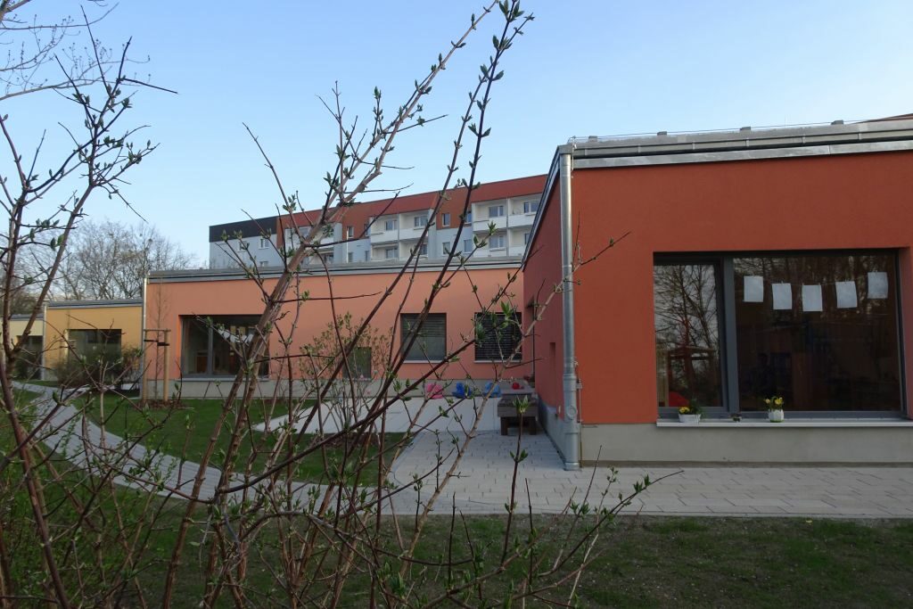 Blick in den Hof- bzw. Gartenbereich der Kita