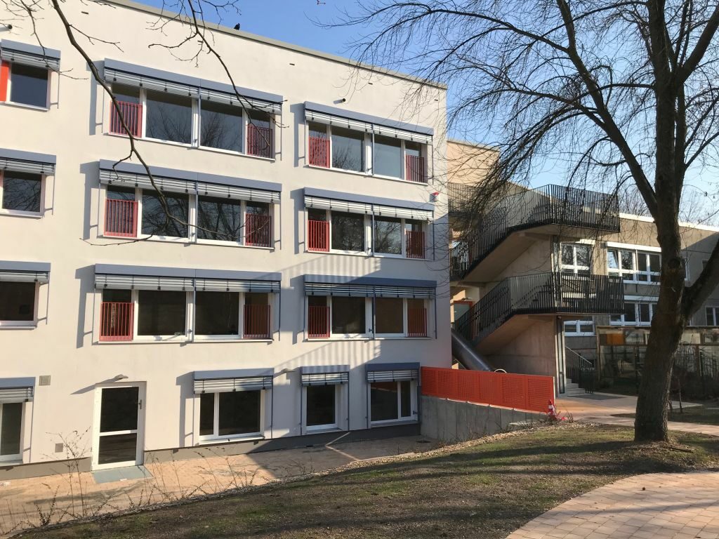 Außenansicht des sanierten Kita-Gebäudes mit Blick auf die Fluchttreppe