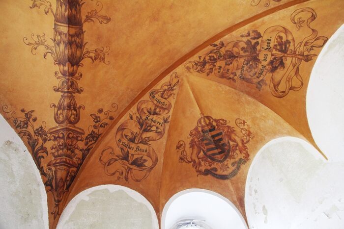 Freilegung der Gewölbedecke während der Baumaßnahme