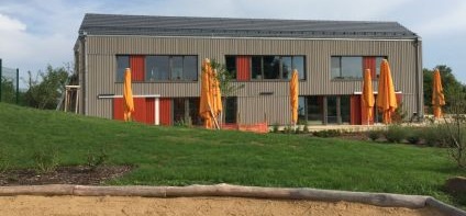 Außenansicht mit Sonnenschirmen und Wiese