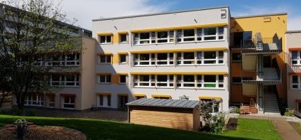 Außenansicht mit Blick in den Garten der sanierten Kita Dahlienweg23-25