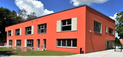 Außenansicht des Gebäudes mit roter Fassade