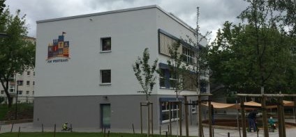 Seitlicher Blick auf die Außenfassade mit Teilen des Haupteinganges