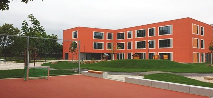 Außenansicht des Kita-Neubaus mit Blick auf den Innenhof