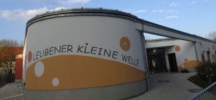 Eingangsbereich der Kita mit dem Schriftzug 