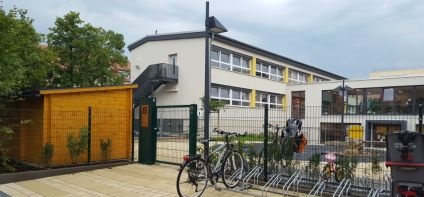 Blick auf das Tor vor dem Haupteingang mit Fahrradständern