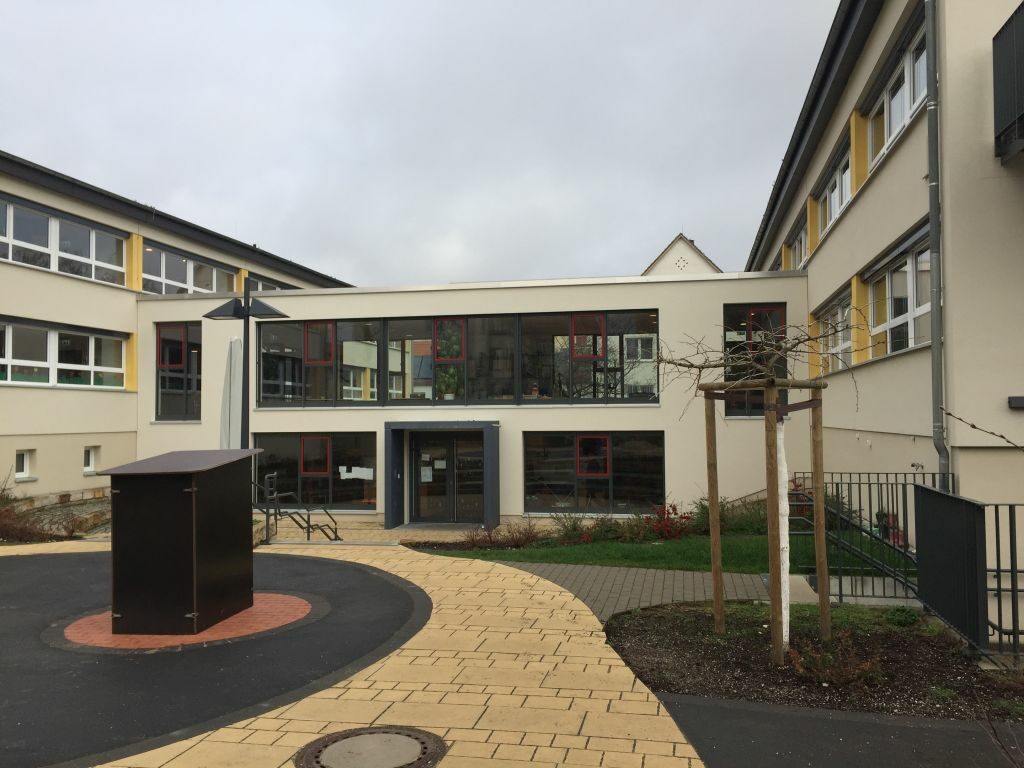 Rückansicht vom Spielhof aus