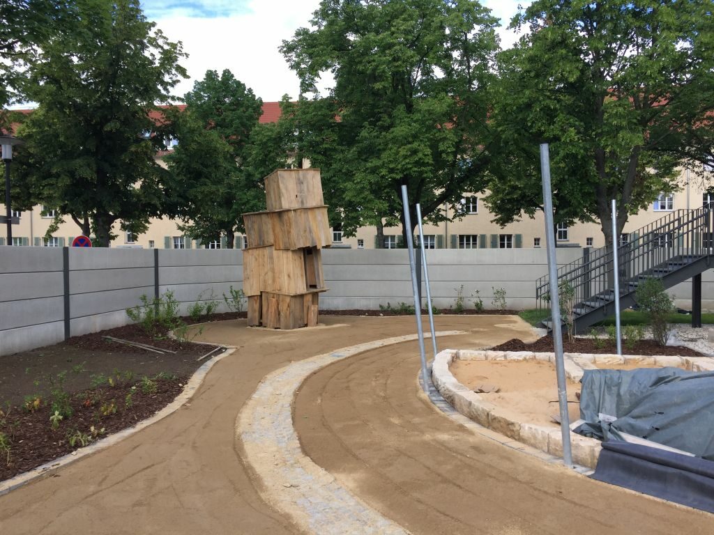 Weitere Ansicht des Innenhofs mit Holzelementen