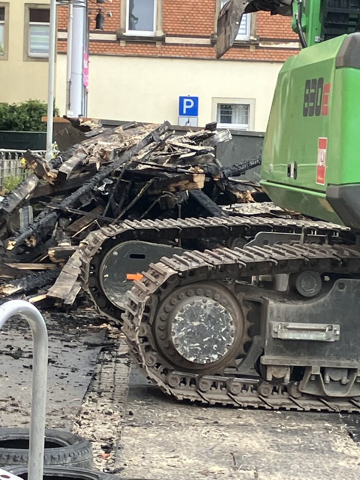 Bagger vor einem Trümmerhaufen Bagger vor einem Trümmerhaufen