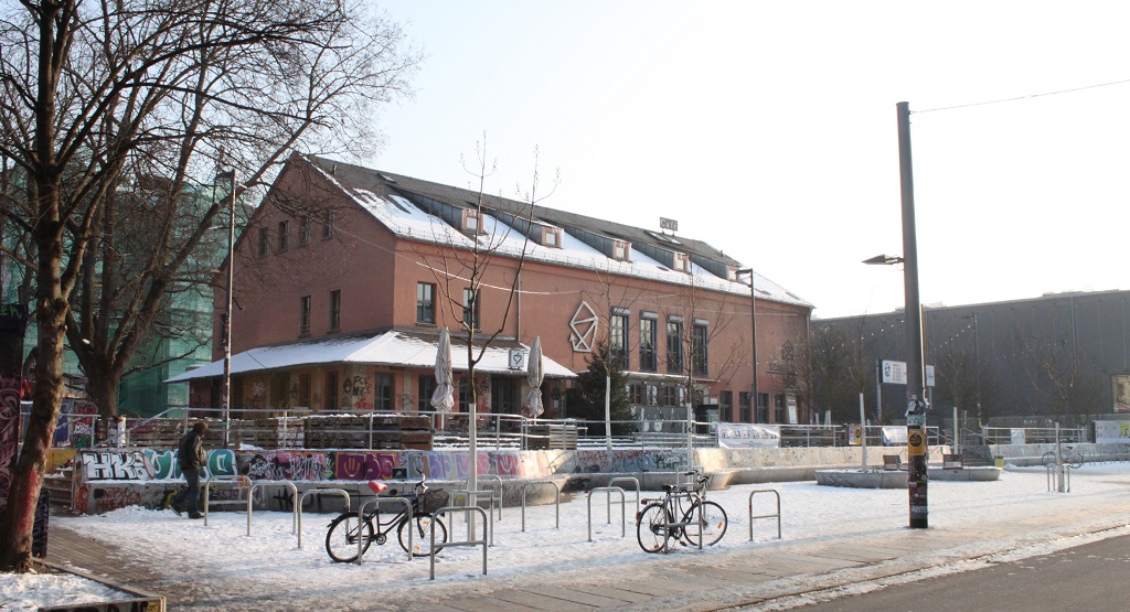 Außenansicht des Kulturzentrums "scheune" mit Schnee vor Baubeginn