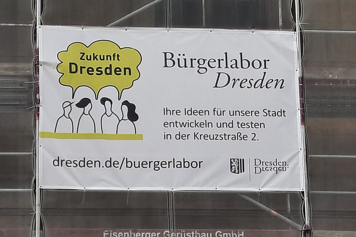 Banner an einem Baustellengerüst mit der Aufschrift Bürgerlabor Dresden