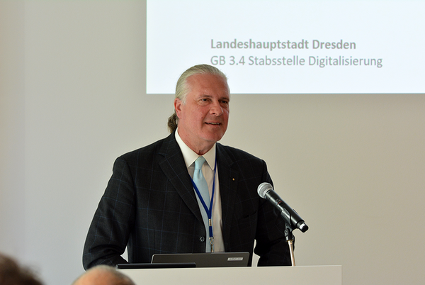 Prof. Breidung spricht am Mikrofon