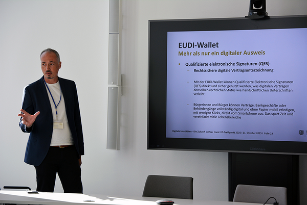 Robert Schröder moderiert eine Breakout-Session