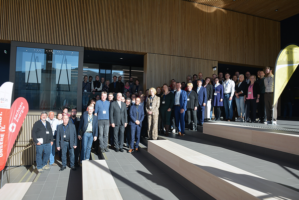 Die Besucherinnen und Besucher des IT-Treffpunkts stehen als Gruppe auf der Treppe und lächeln in die Kamera
