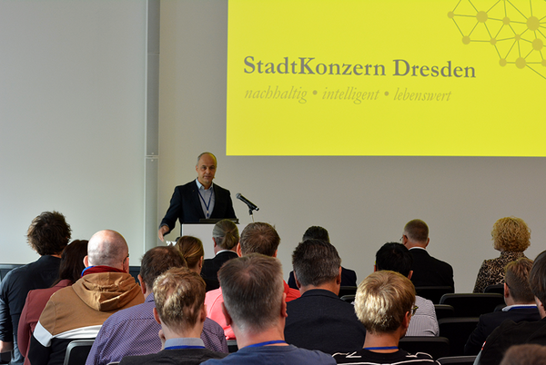 Moderator Prof. Dr. Jürgen Anke führt durch die Veranstaltung