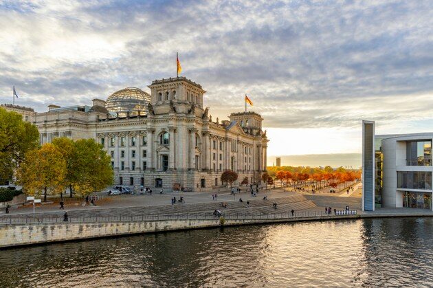 Reichstagsgebäude mit Spreeufer im Vordergrund