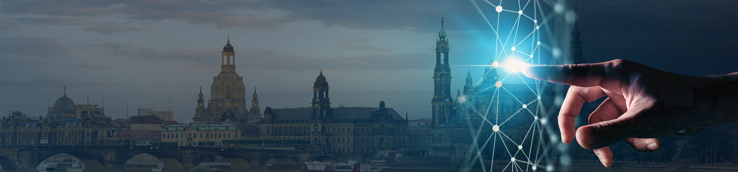 Ein Finger einer Frauenhand klict auf ein blaues Netzsymbol, links davon sieht man die Silhouette der Altstadt Dresdens