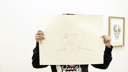 Ausländischer Jugendlicher mit Portraitzeichnung, Streetart-Projekt
