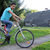 Unbegleiteter ausländischer Jugendlicher auf gespendetem Fahrrad