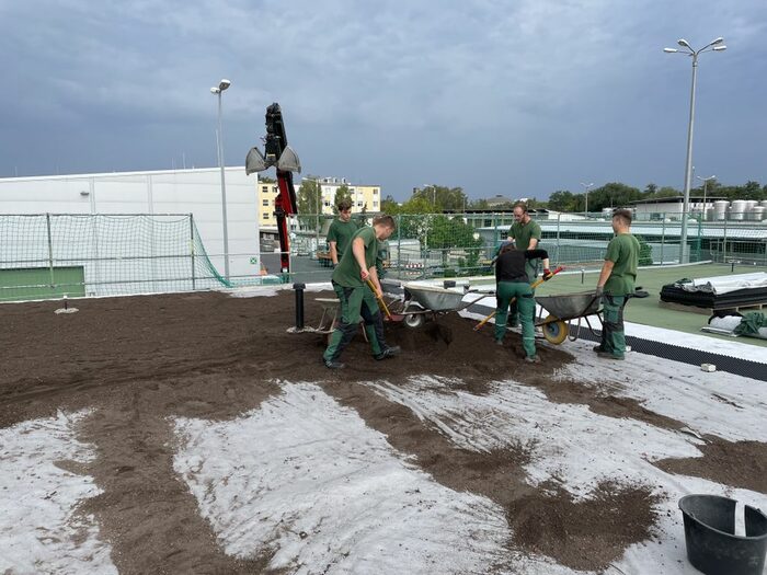 Die Auszubildenden beim Einbau der Substratschicht.