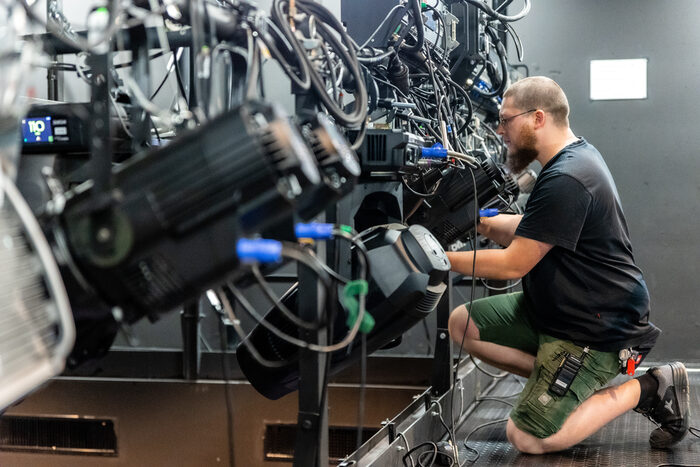 Azubi Thomas beim Überprüfen der Technik