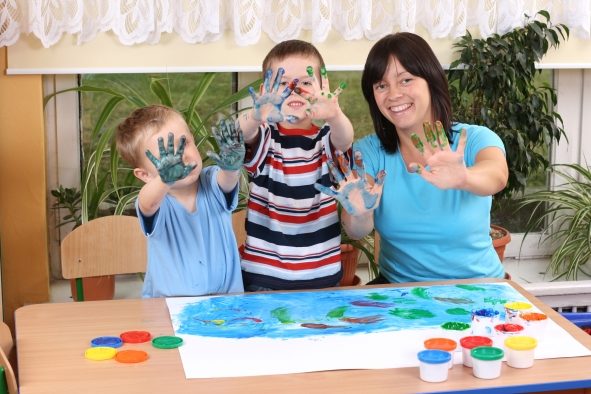 zwei Kinder malen mit Fingerfarbe