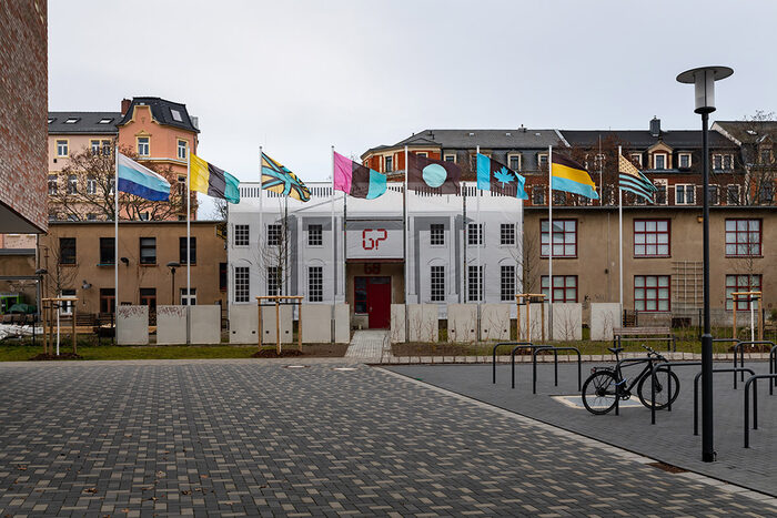 Fahnen vor Gebäudekomplex