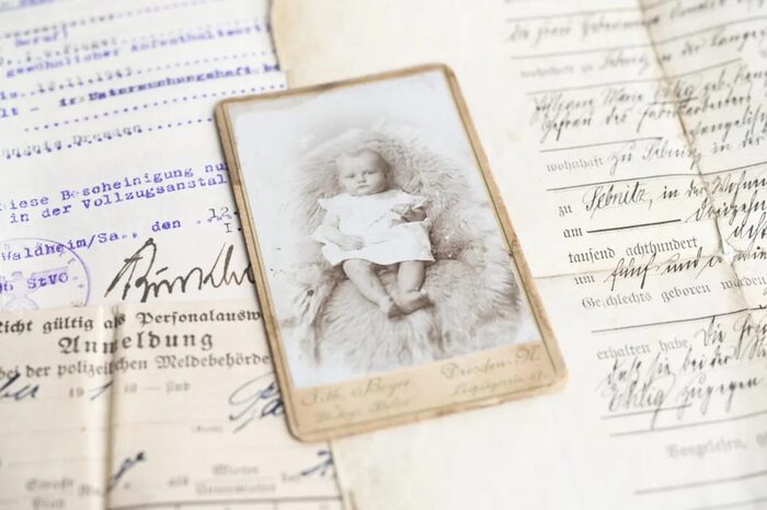 Altes Babyfoto auf historischen Dokumenten