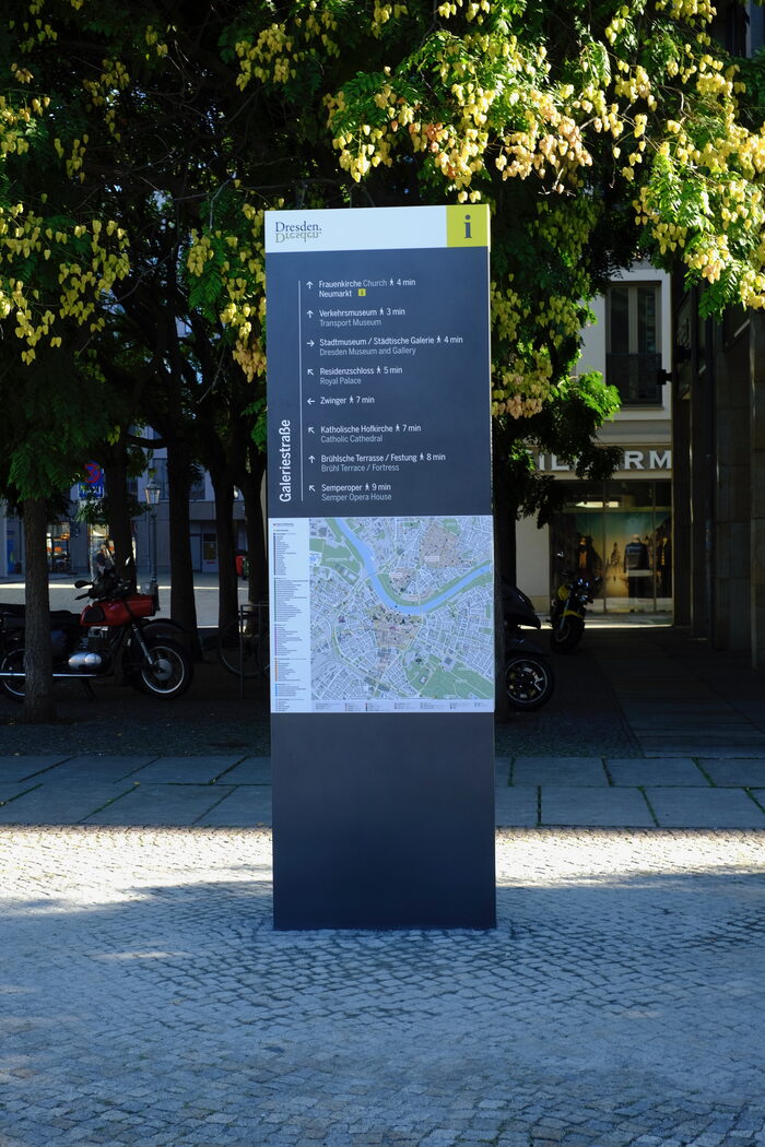 Stele mit Orientierungshilfe im öffentlichen Raum