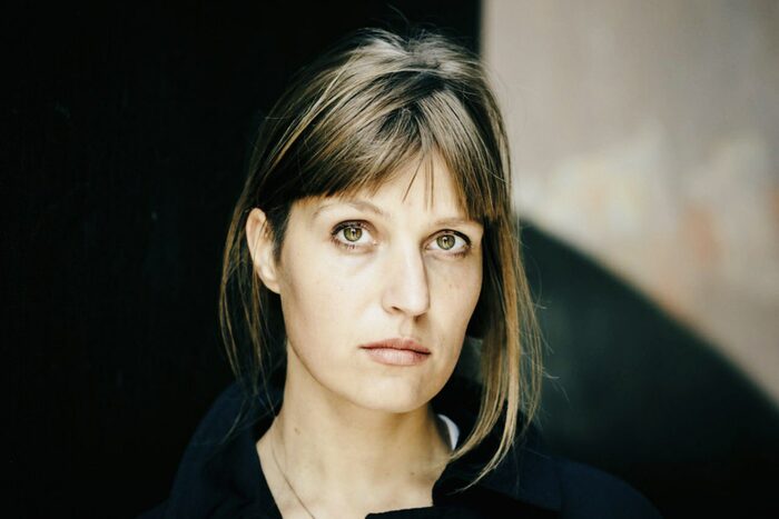 Portrait der Autorin Charlotte Gneuß