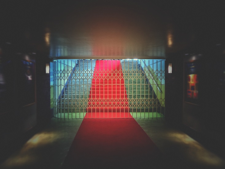 Ein durch ein Gitter verschlossener Eingang mit rotem Teppich