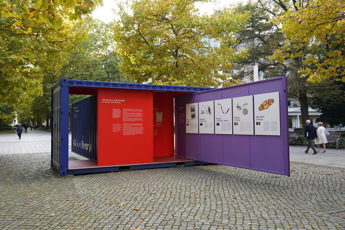 Container mit ausgeklappten Ausstellungswänden auf dem Jorge-Gomondai-Platz