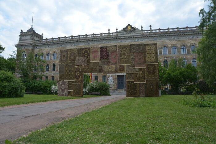 Installation „PostIt“ von Nezaket Ekici vor dem Landgerichtsgebäude.