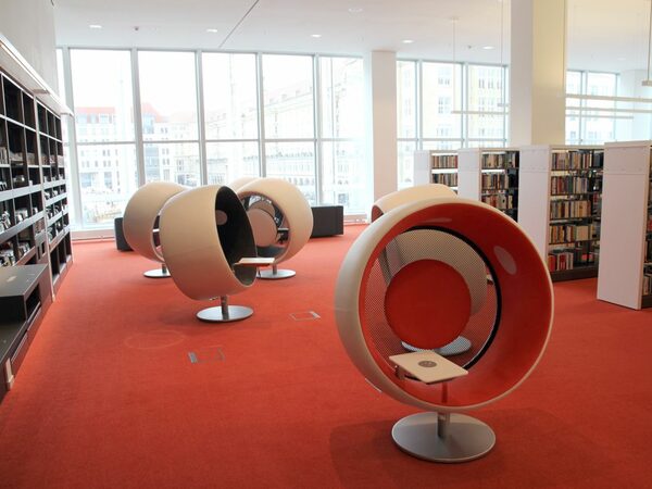Sitzbereich der Haupt- und Musikbibliothek