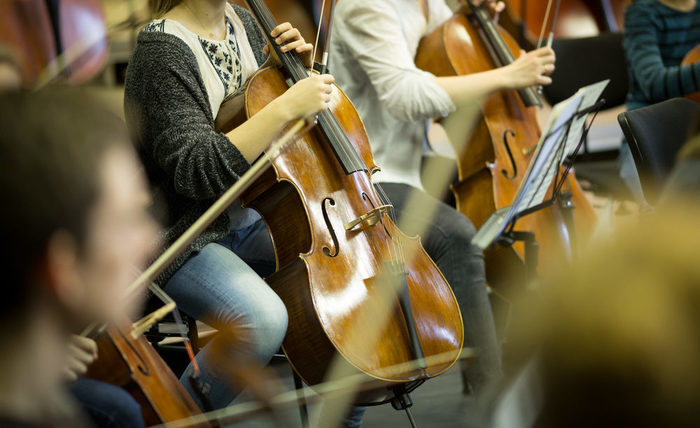 Musiker mit Cellos und Notenständer