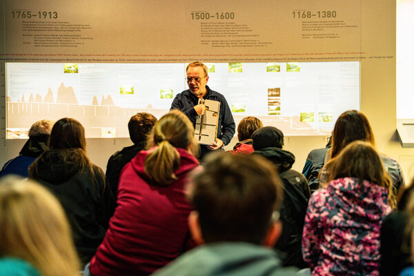 Ein Mann hält einen Vortrag vor einer Gruppe Schülerinnen und Schüler.