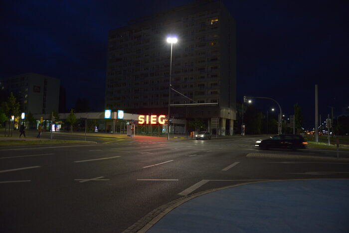 An einem Hochhaus am Pirnaischen Platz angebrachten Schriftzugs „SIEG“ auf einem Gerüst vor der Fassade von Via Lewandowsky.