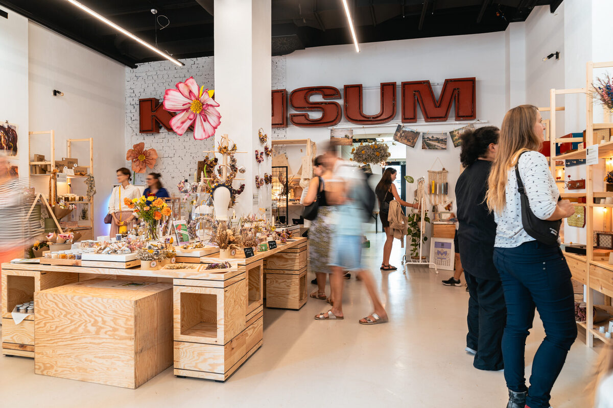 Verkaufsraum mit Holzpaletten und Holzregalen