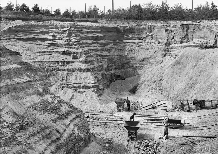 Foto von 1929, welches die Lehmgrube der Ziegelei Kunath zeigt.