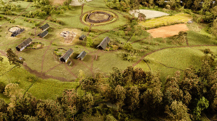 Foto eines Modells der Siedlung von Nickern mit einer einfachen Kreisgrabenanlage.