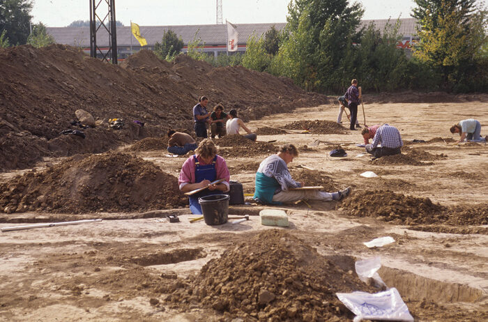 Foto, welches Personen bei Ausgrabungen auf der Fläche des späteren Gewerbegebietes Nickern zeigt.