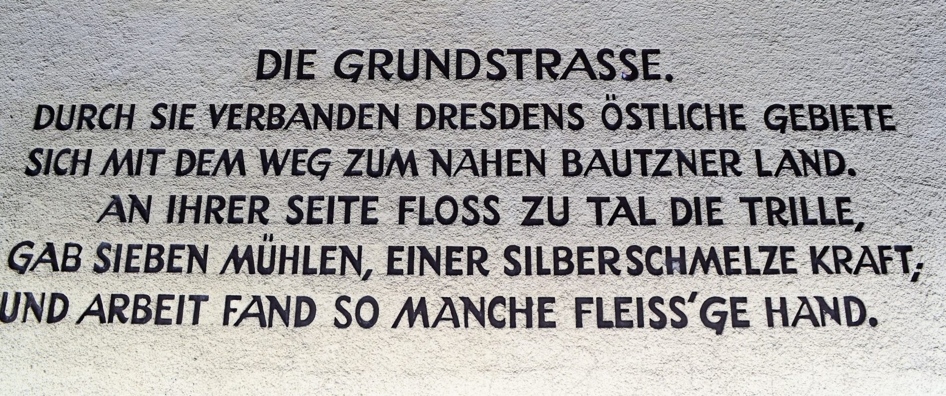 Grundstraße - Inschrift an der Haltestelle Steglichstraße