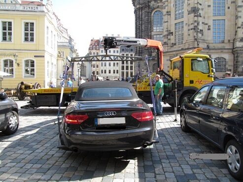 Ein Fahrzeug wird auf einen Abschleppwagen gehoben.