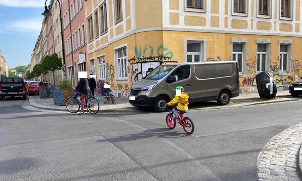 Parkendes Auto behindert Kind beim Queren der Straße