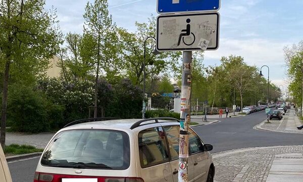Fahrzeug steht auf Behindertenparkplatz