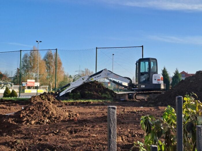Bagger auf dem Vereinssportplatz SG Gittersee e.V.