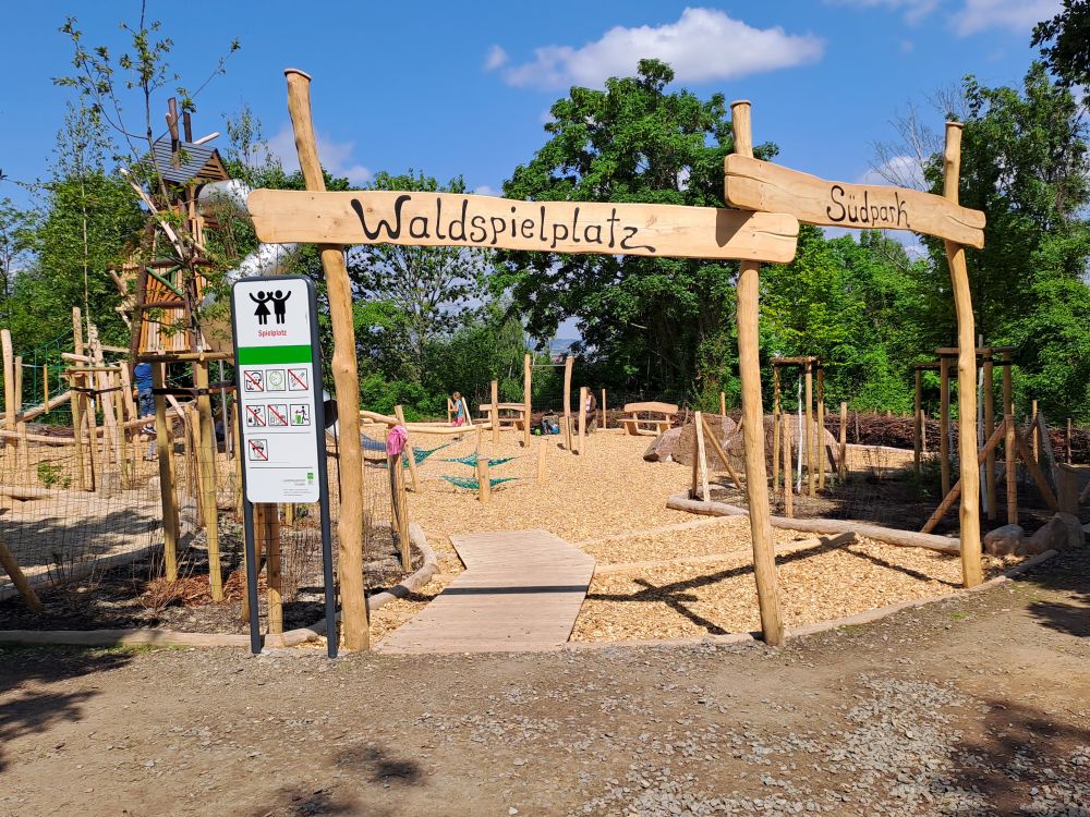 Eingang Waldspielplatz im Südpark